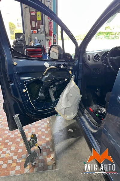 Remplacement du mecanisme de leve vitre + Remplacement du pare-brise sur le Citroen Berlingo @mig.auto.miramont
